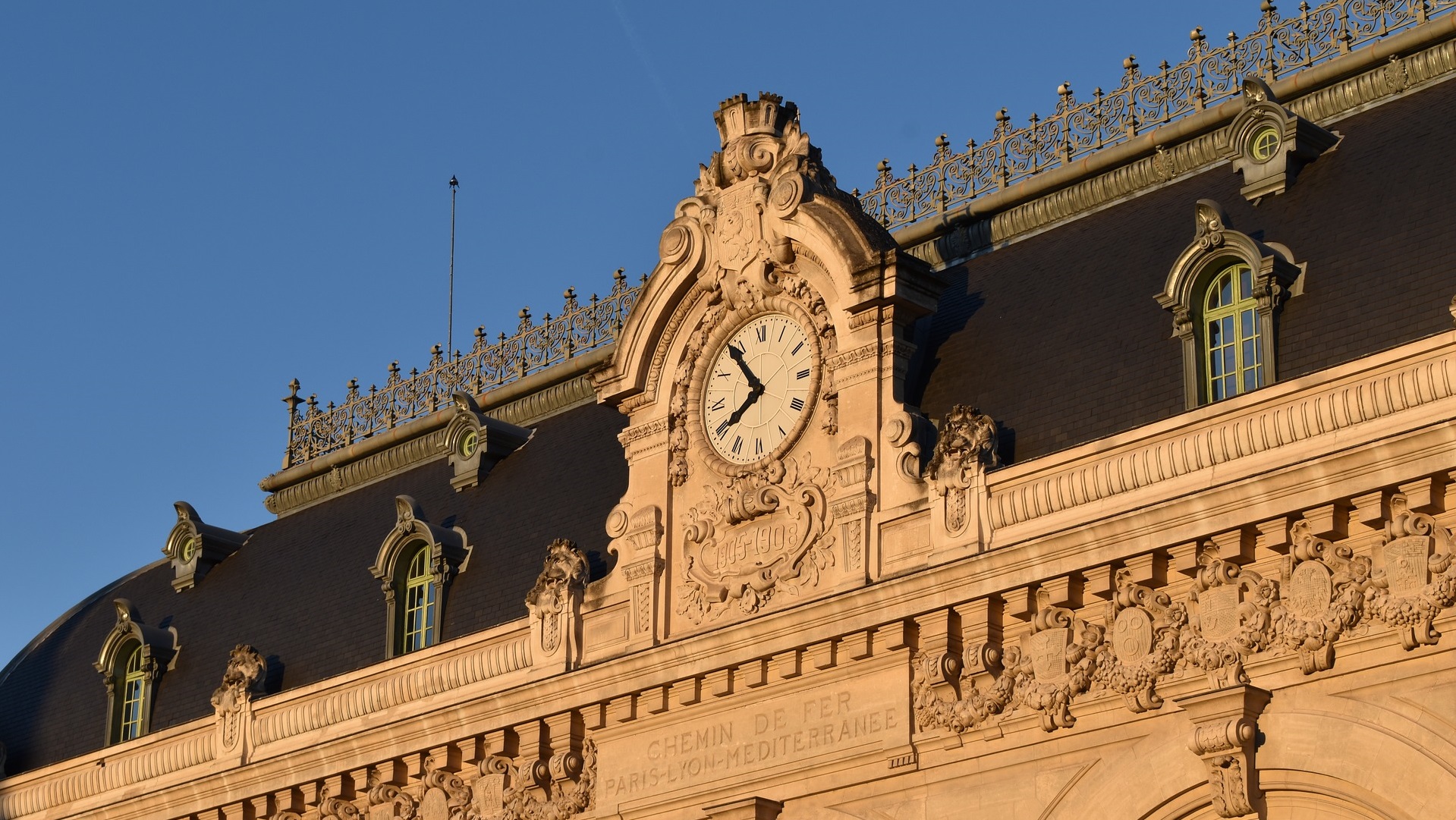 ERP possible pour des bureaux disponibles et accessibles par le m°: Reuilly-Diderot