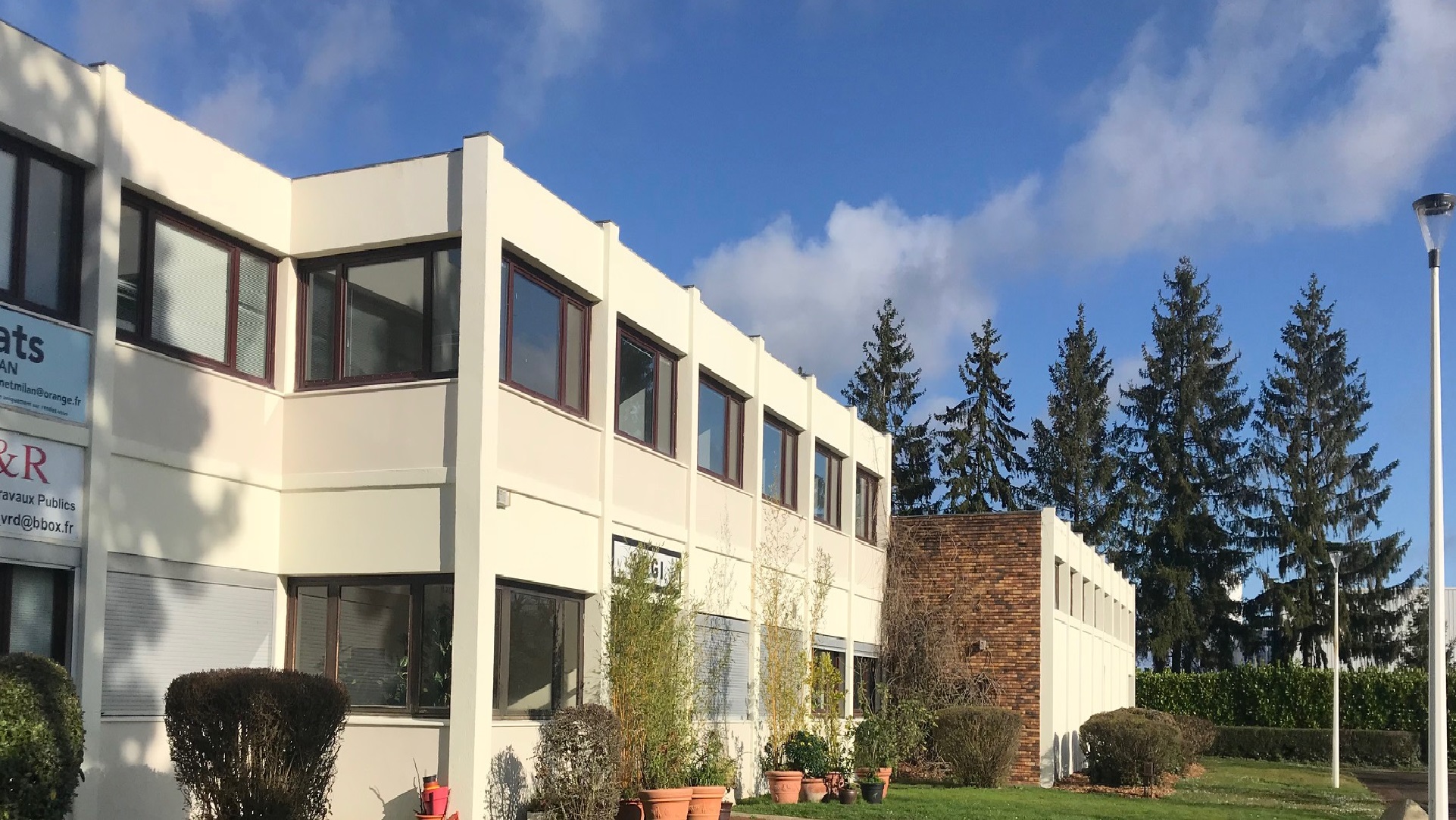 LES LOGES EN JOSAS (78) : Un investisseur acquiert un bâtiment indépendant mixte