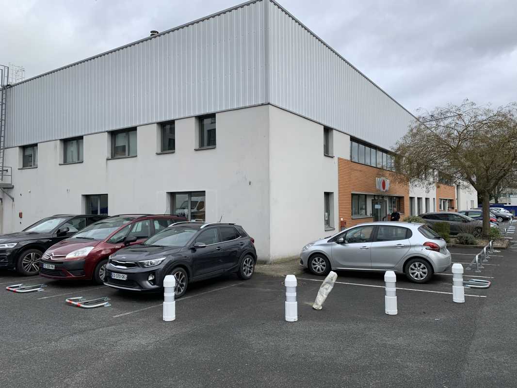 10 Rue Galvani 91300 Massy Location Activités et Bureaux MASSY (91300) | 1188 m² | 695097