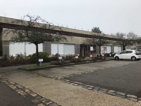 Location Activités et Bureaux TRAPPES - Photo 1