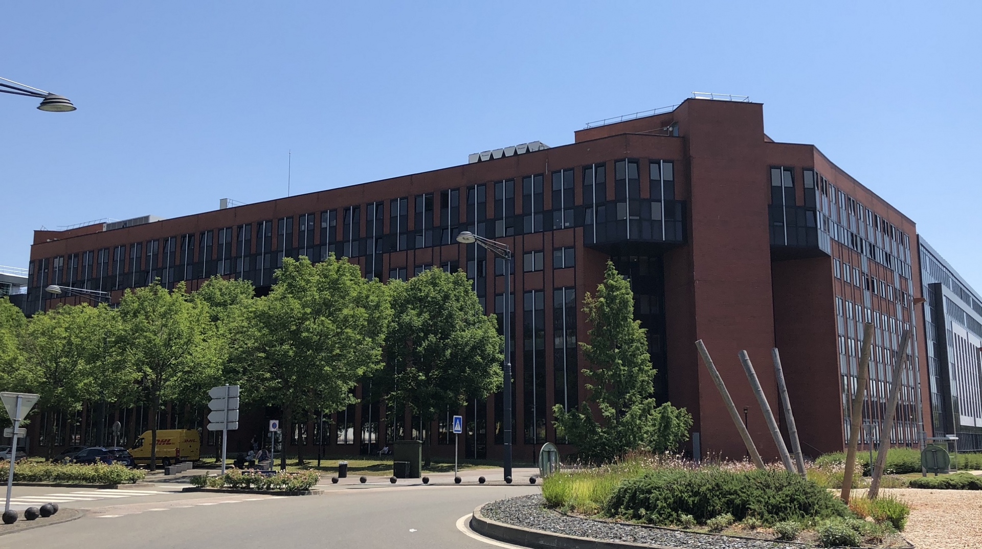 Gare de Saint-Quentin-en-Yvelines : Bureaux livrés rénovés – ERP Possible – à louer