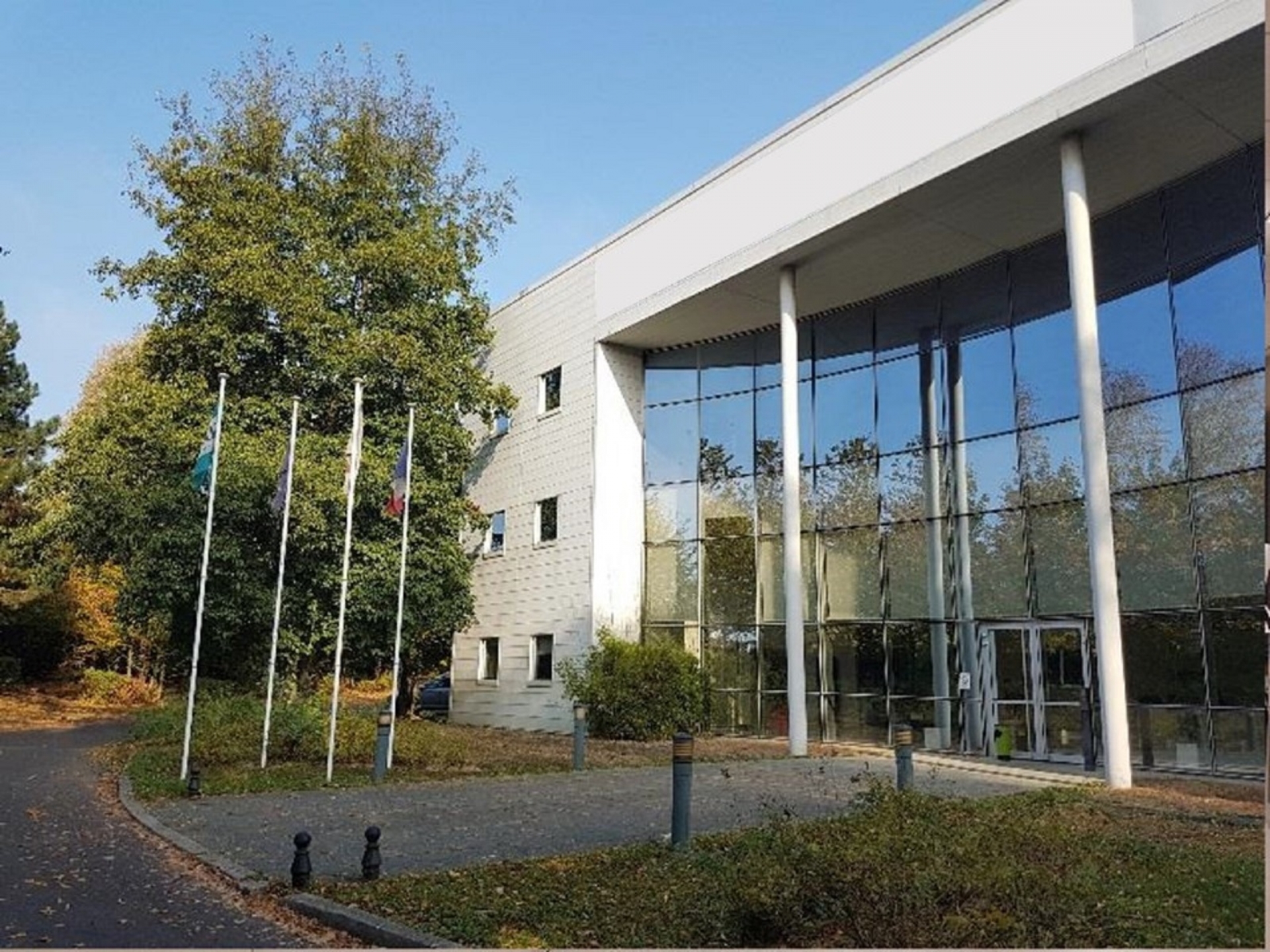 MARNE LA VALLEE - BUSSY SAINT GEORGES : vente d'un bâtiment indépendant de 7 600 m² d'activité et de bureaux.