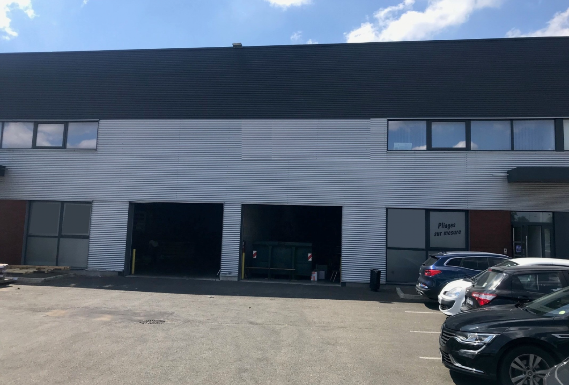 Surface à usage d'entrepôt et de bureaux à louer dans la ZAC de la Clef Saint Pierre à Elancourt (78990)